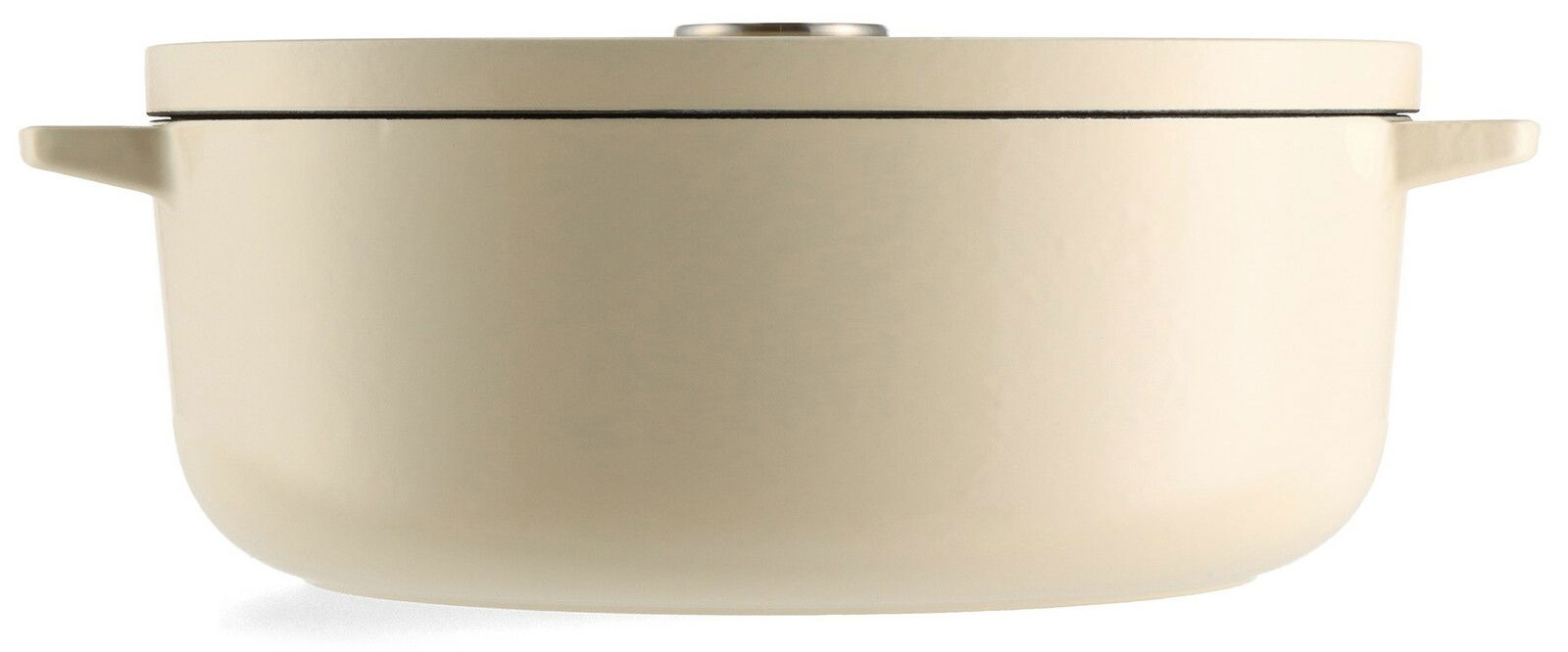 Beiger ovaler Gusseisen-Bräter von KitchenAid, seitliche Perspektive mit Deckel und Griffen.