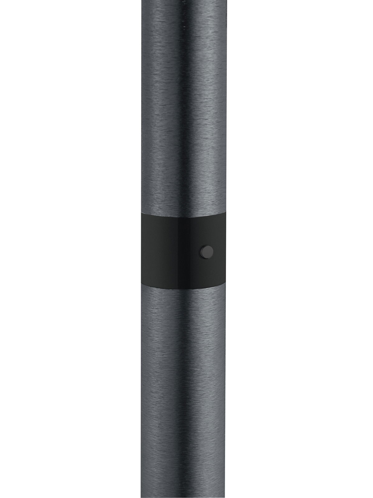 Nahaufnahme eines Teils der Stehleuchte ANDY in gebürstetem Metall mit schwarzem Akzent, seitliche Perspektive.