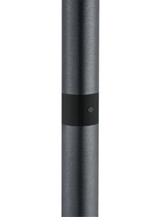 Nahaufnahme eines Teils der Stehleuchte ANDY in gebürstetem Metall mit schwarzem Akzent, seitliche Perspektive.