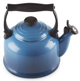 Blauer traditioneller Wasserkessel mit schwarzem Griff und Pfeifdeckel, seitliche Perspektive