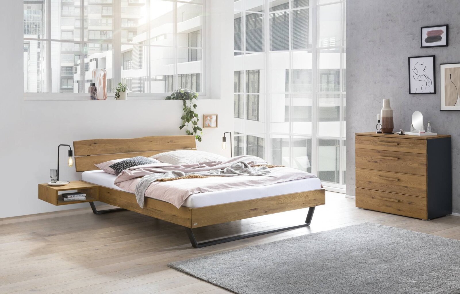 Modernes Bettgestell aus Holz mit schwebendem Nachttisch, seitliche Perspektive in einem hellen, stilvollen Schlafzimmer.