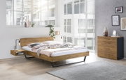 Modernes Bettgestell aus Holz mit schwebendem Nachttisch, seitliche Perspektive in einem hellen, stilvollen Schlafzimmer.
