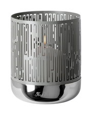 Windlicht aus Metall mit geometrischem Muster, seitliche Perspektive, brennende Kerze im Inneren
