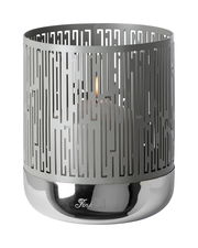 Windlicht aus Metall mit geometrischem Muster, seitliche Perspektive, brennende Kerze im Inneren