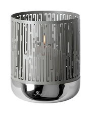 Windlicht aus Metall mit geometrischem Muster, seitliche Perspektive, brennende Kerze im Inneren