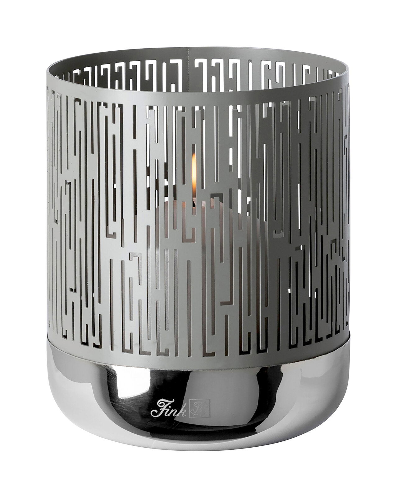 Windlicht aus Metall mit geometrischem Muster, seitliche Perspektive, brennende Kerze im Inneren