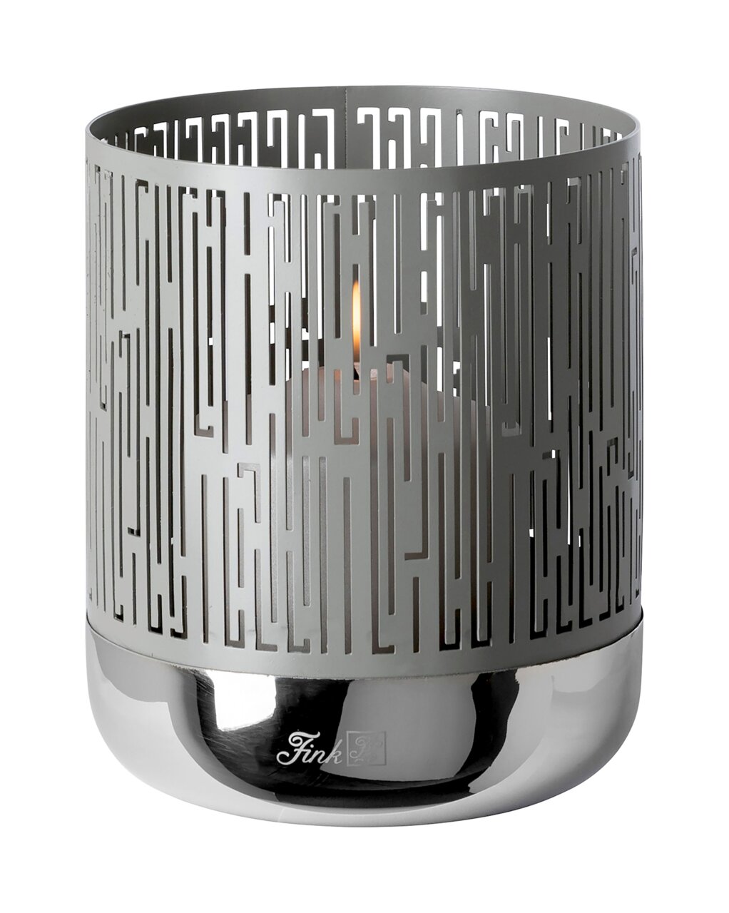 Windlicht aus Metall mit geometrischem Muster, seitliche Perspektive, brennende Kerze im Inneren