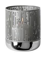 Windlicht aus Metall mit geometrischem Muster, seitliche Perspektive, brennende Kerze im Inneren