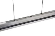 Moderne LED-Hängeleuchte aus Metall in Nahaufnahme, seitliche Perspektive