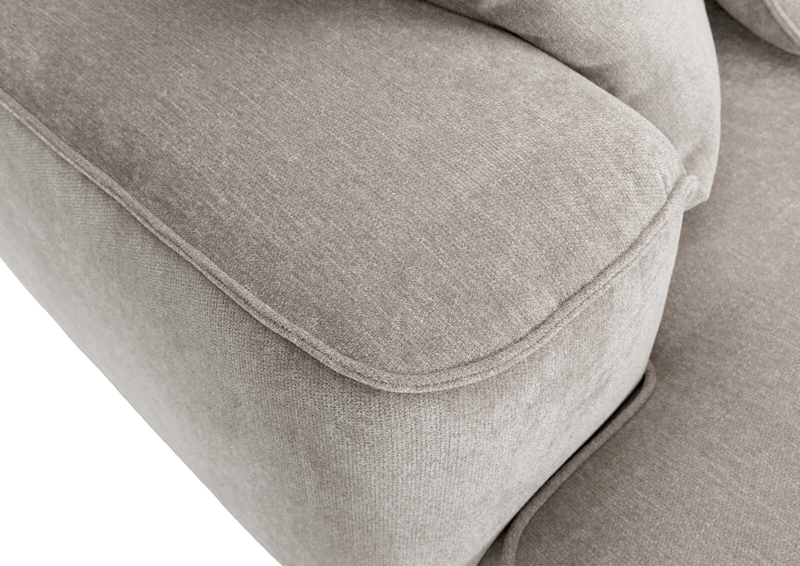 Nahaufnahme in schräger Seitenansicht eines hellgrauen, gepolsterten Sofas mit Stoffbezug und abgerundeter Kante