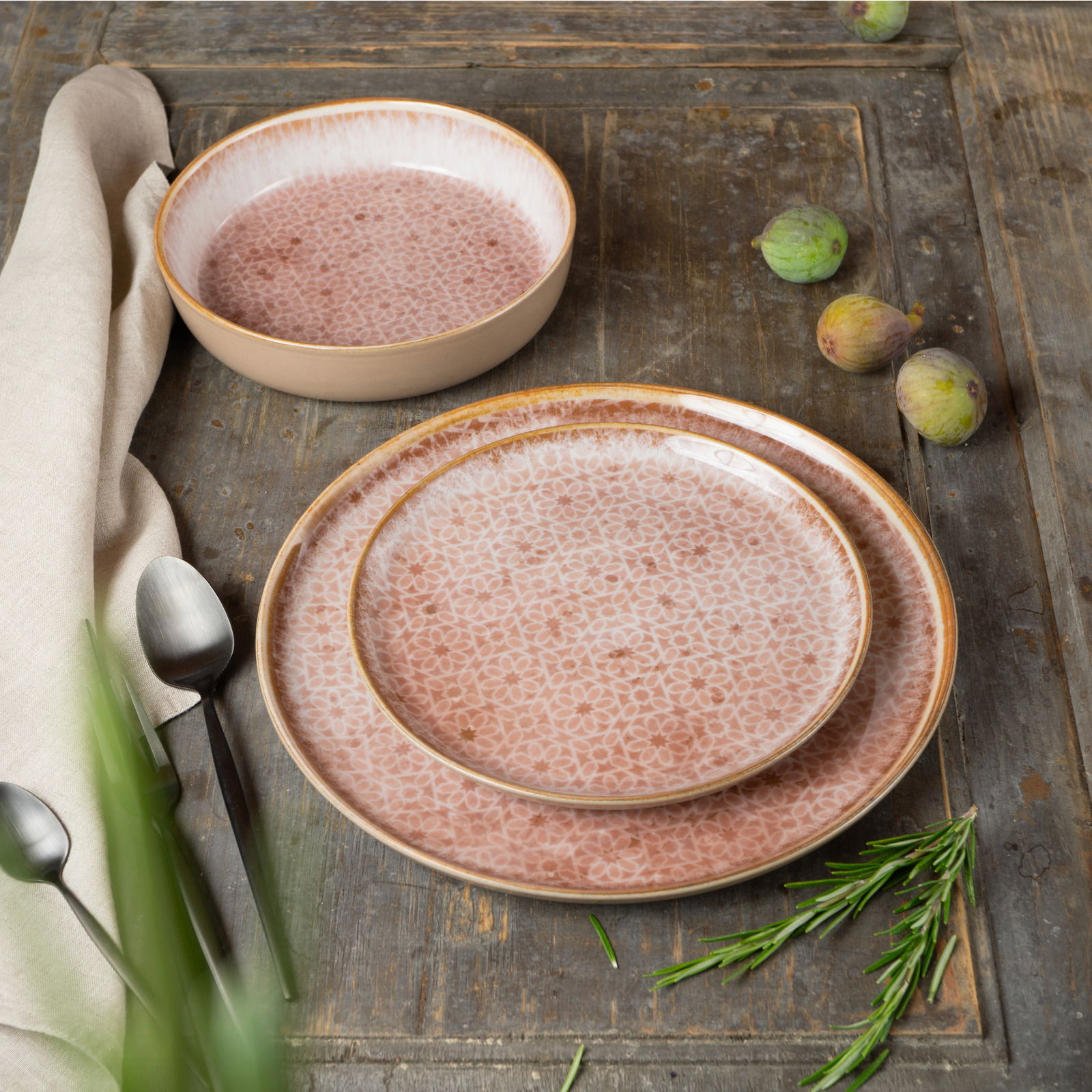 Geschirrset Terra 18-tlg. in warmen Erdtönen mit floralem Muster, bestehend aus Tellern und Schalen, auf rustikalem Holztisch von oben fotografiert.