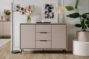 Modernes Sideboard in neutralen Tönen mit drei Schubladen und zwei Türen, dekoriert mit Blumen und Kunstwerk, aus frontaler Perspektive.