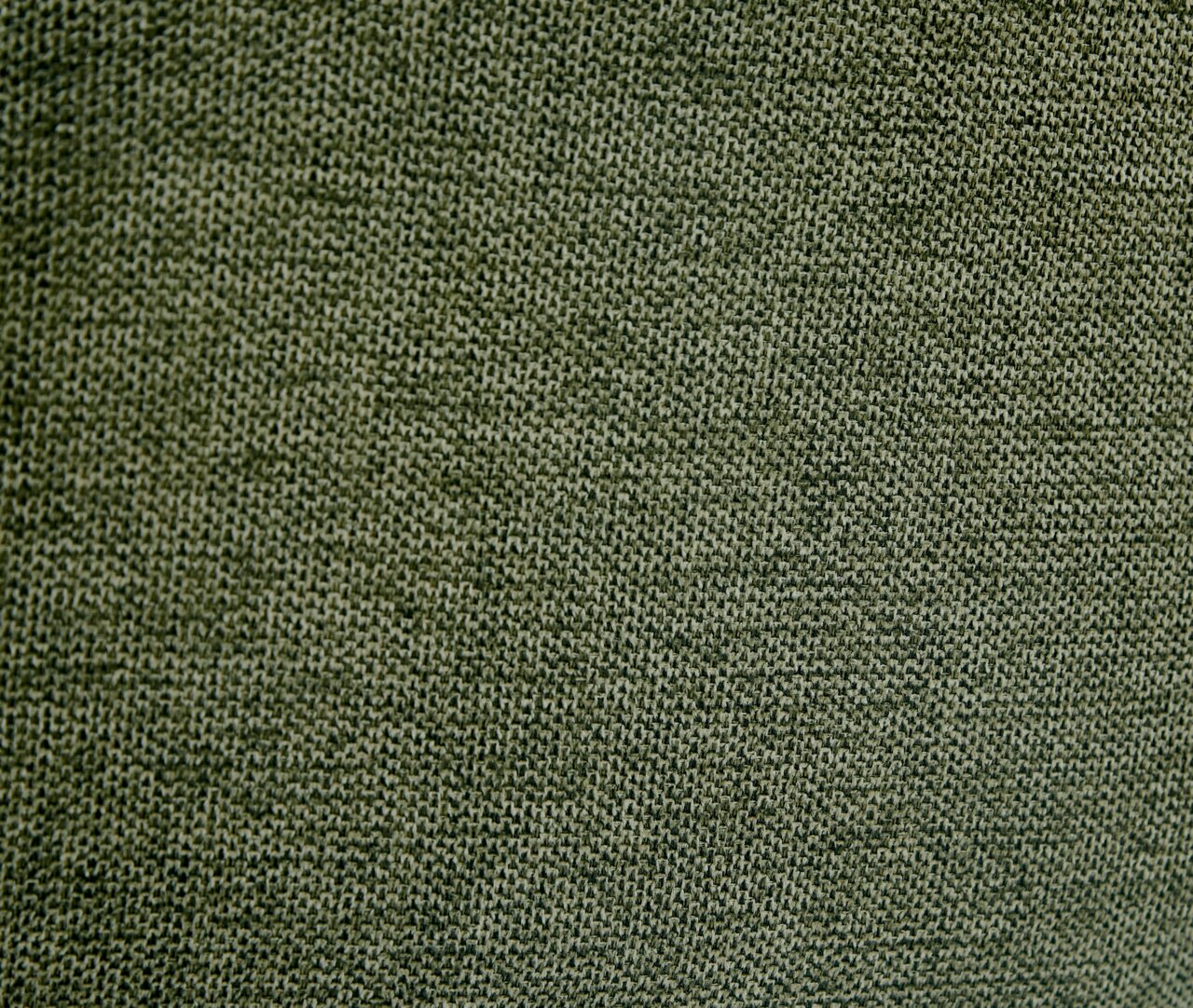 Nahaufnahme eines grünen Stoffes mit feiner Webstruktur, perspektivisch von oben betrachtet.