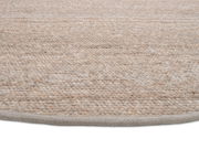 Nahaufnahme eines handgewebten Teppichs in natürlichen Beige- und Brauntönen, von der Seite fotografiert.