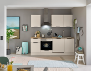 Moderne, kompakte Küchenzeile in Beige mit Holzarbeitsplatte, Backofen, Kochfeld, Dunstabzug und Spüle vor grauer Wand, frontal aus Augenhöhe fotografiert