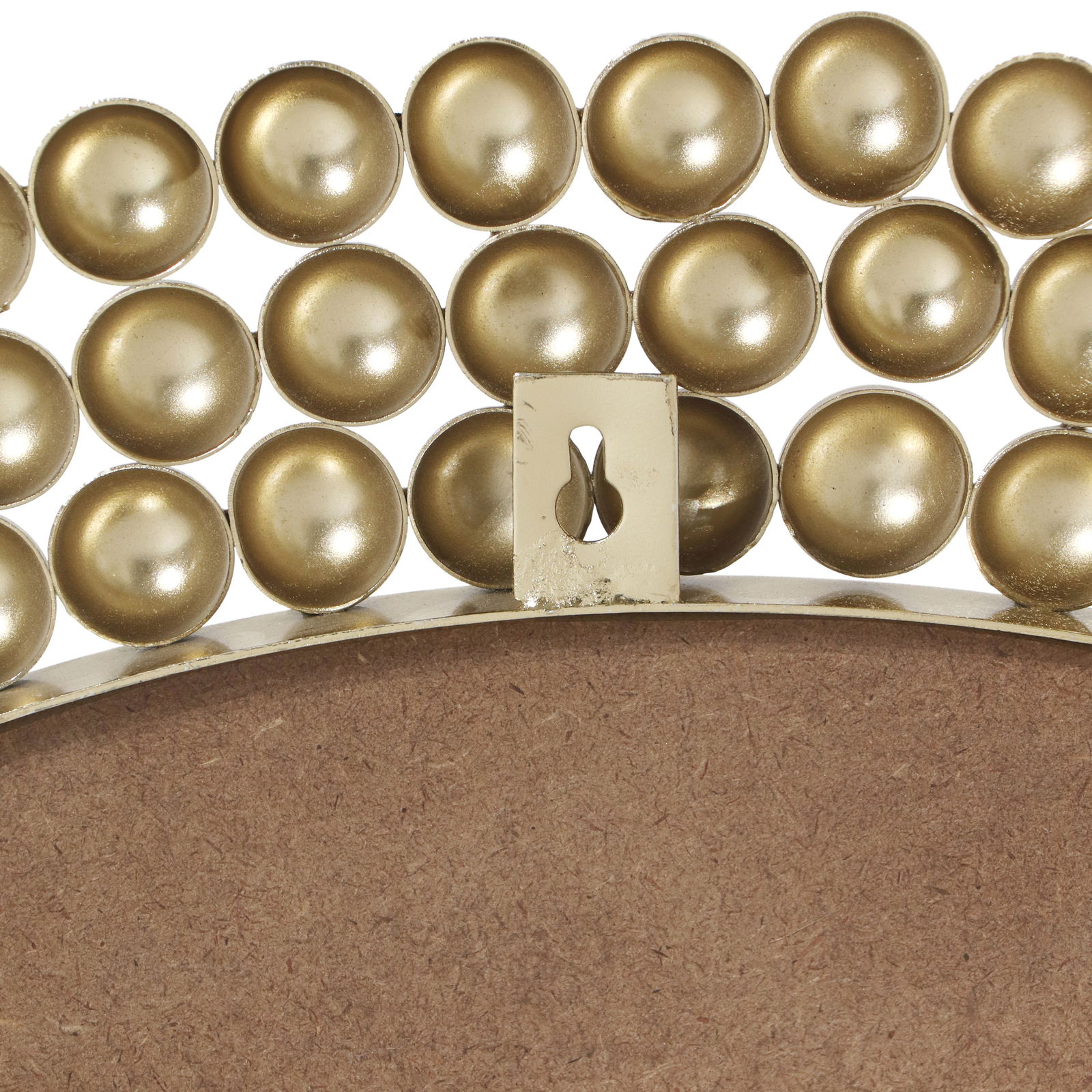 Nahaufnahme eines runden Spiegels mit dekorativem goldenen Rand aus kugelförmigen Elementen, Rückansicht mit Aufhängung.