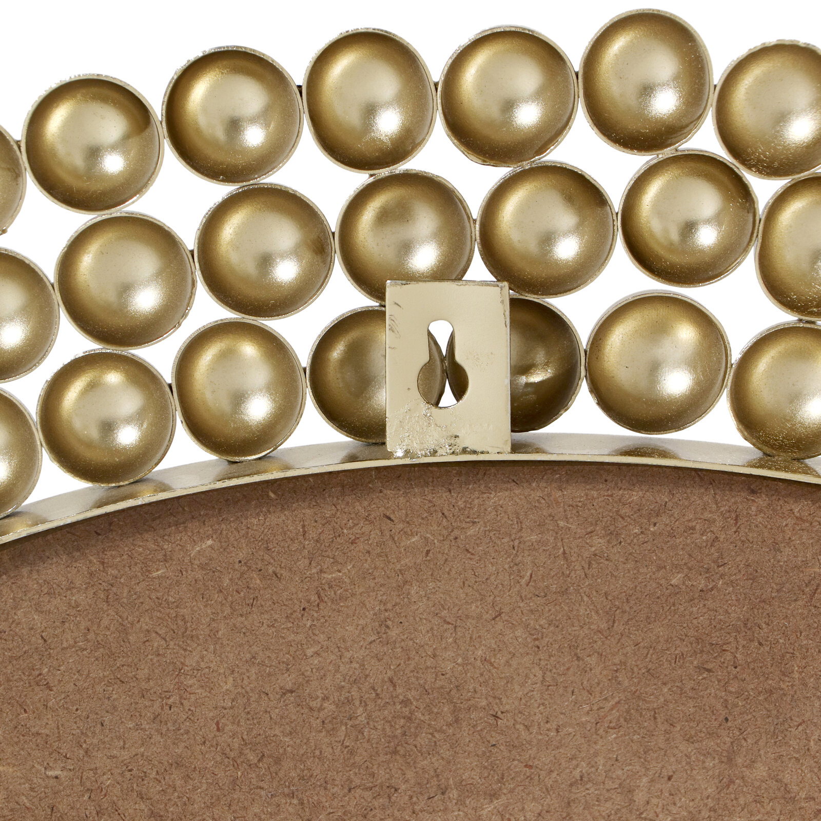 Nahaufnahme eines runden Spiegels mit dekorativem goldenen Rand aus kugelförmigen Elementen, Rückansicht mit Aufhängung.