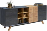 Modernes Sideboard mit dunklen und hellen Holzelementen, offene Regale und Schubladen, seitliche Perspektive