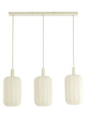 Dreifache Hängeleuchte mit weißen, zylindrischen Lampenschirmen aus Stoff, frontal betrachtet.
