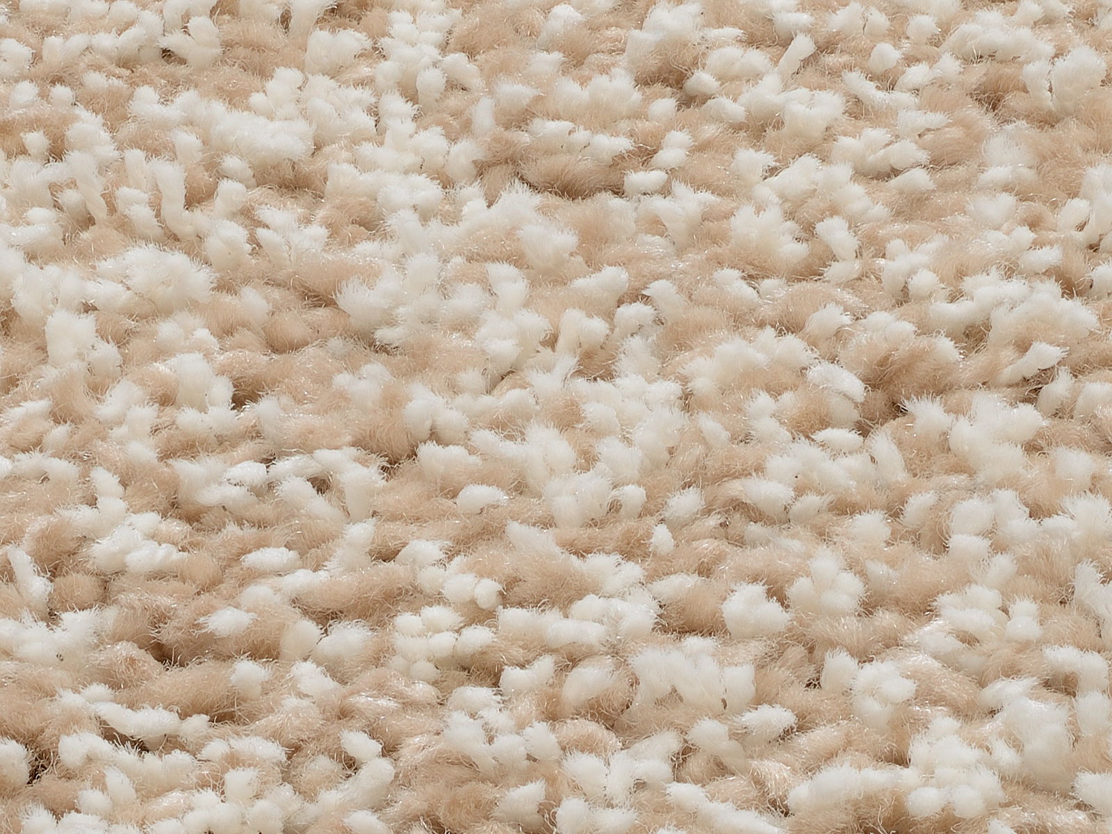 Nahaufnahme eines Hochflor-Teppichs in Beige und Weiß aus der Vogelperspektive