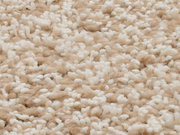 Nahaufnahme eines Hochflor-Teppichs in Beige und Weiß aus der Vogelperspektive