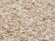 Nahaufnahme eines Hochflor-Teppichs in Beige und Weiß aus der Vogelperspektive