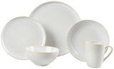 Kombiservice 20-tlg. in eleganter, heller Keramikoptik, bestehend aus Tellern, Schalen und Tassen, aus seitlicher Perspektive fotografiert.