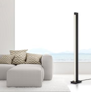 Moderne Stehleuchte PURE-LINES von Paul Neuhaus in einem eleganten Wohnzimmer, seitliche Perspektive.