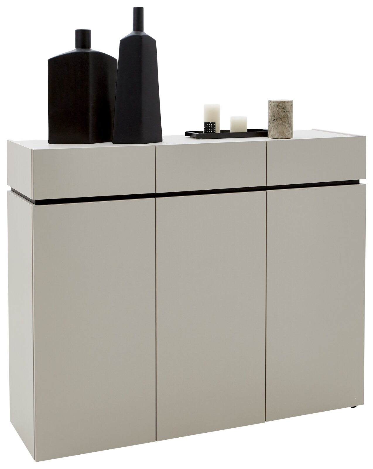 Voleo Kommode breit UNIQUE Breite Kommode in modernem Design mit drei Türen, dekoriert mit schwarzen Vasen und Kerzen, seitliche Perspektive