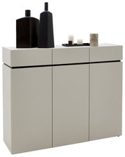 Breite Kommode in modernem Design mit drei Türen, dekoriert mit schwarzen Vasen und Kerzen, seitliche Perspektive