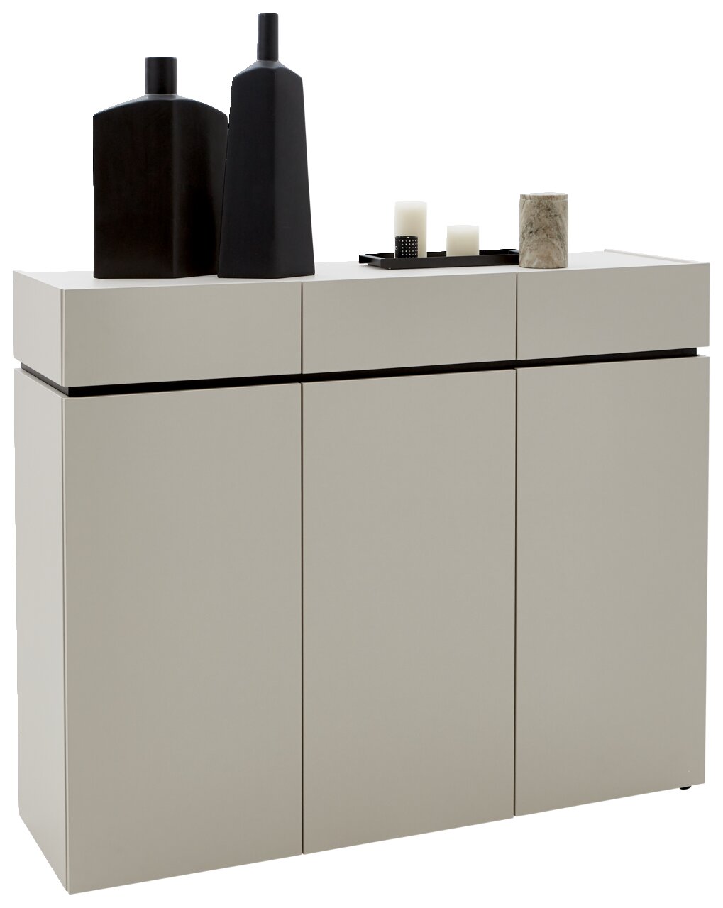 Breite Kommode in modernem Design mit drei Türen, dekoriert mit schwarzen Vasen und Kerzen, seitliche Perspektive