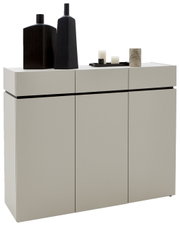 Breite Kommode in modernem Design mit drei Türen, dekoriert mit schwarzen Vasen und Kerzen, seitliche Perspektive