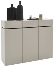 Breite Kommode in modernem Design mit drei Türen, dekoriert mit schwarzen Vasen und Kerzen, seitliche Perspektive