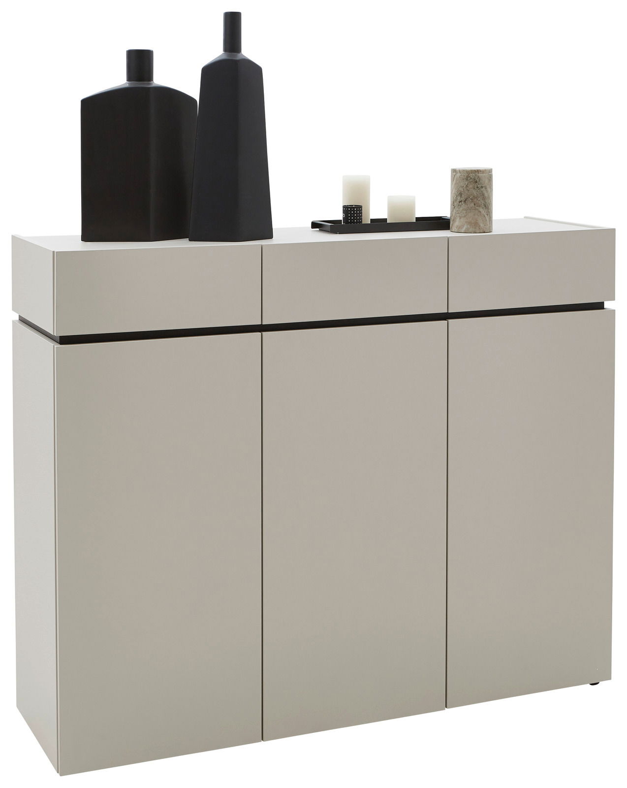 Breite Kommode in modernem Design mit drei Türen, dekoriert mit schwarzen Vasen und Kerzen, seitliche Perspektive