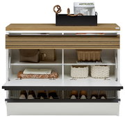 Weißer Schuhschrank mit Holzoptik-Deckplatte und Lamellenfront, Klappe nach vorn geöffnet mit Fächern und Schuhkörben, Frontansicht