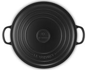 Schwarzer Bräter von oben mit zwei Griffen, Le Creuset Logo sichtbar