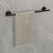 Handdoekrek Uno 60 cm in zwart, bevestigd aan een grijze muur, met een grijze handdoek. Perspectief: vooraanzicht.