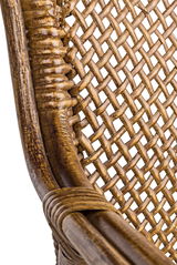 Nahaufnahme eines Stuhls mit Armlehnen aus geflochtenem Rattan, seitliche Perspektive