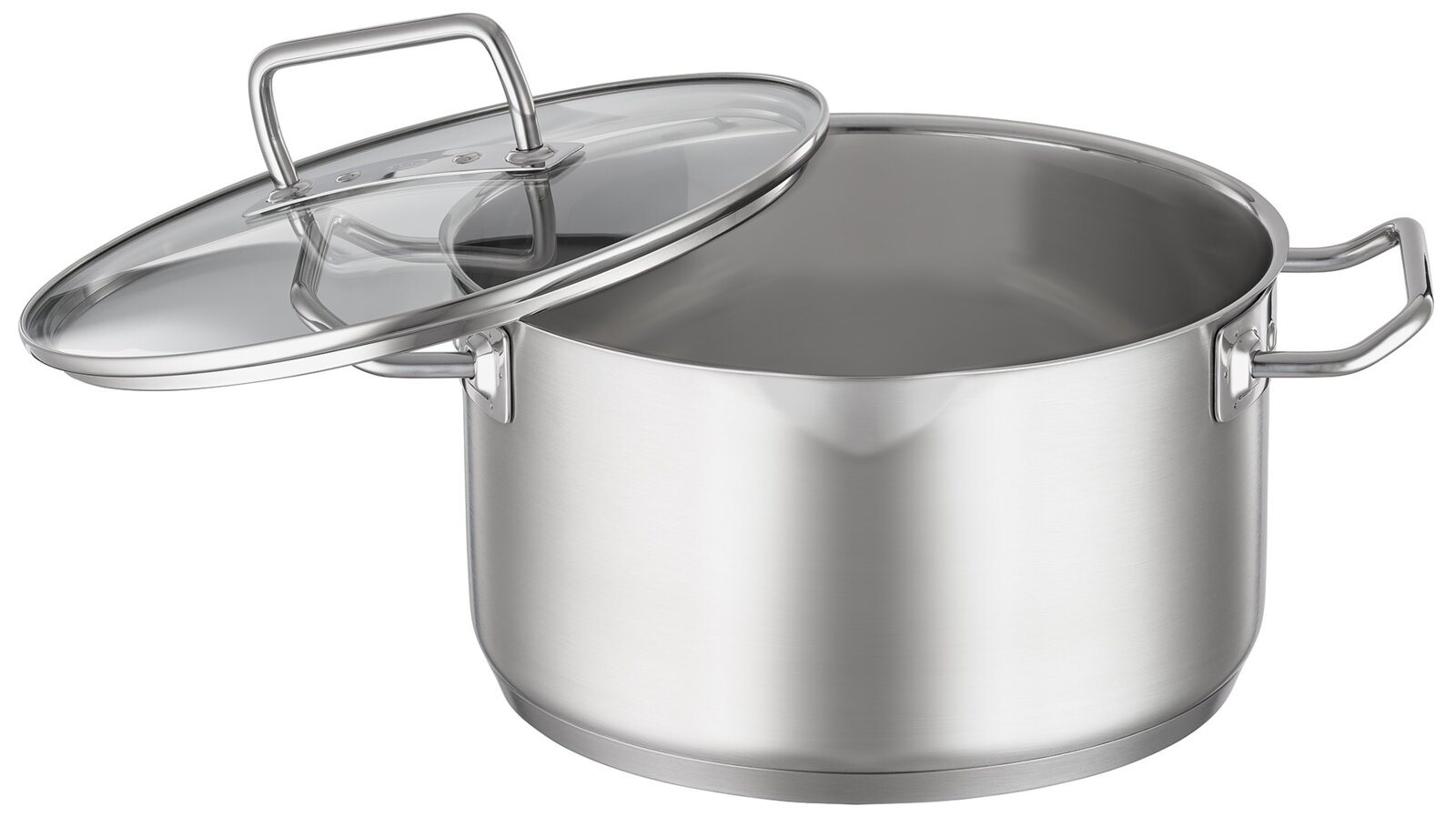 Edelstahl-Kochtopf mit zwei Seitengriffen und Glasdeckel, Deckel leicht geöffnet; Produktaufnahme in schräger Vorderansicht von oben auf weißem Hintergrund