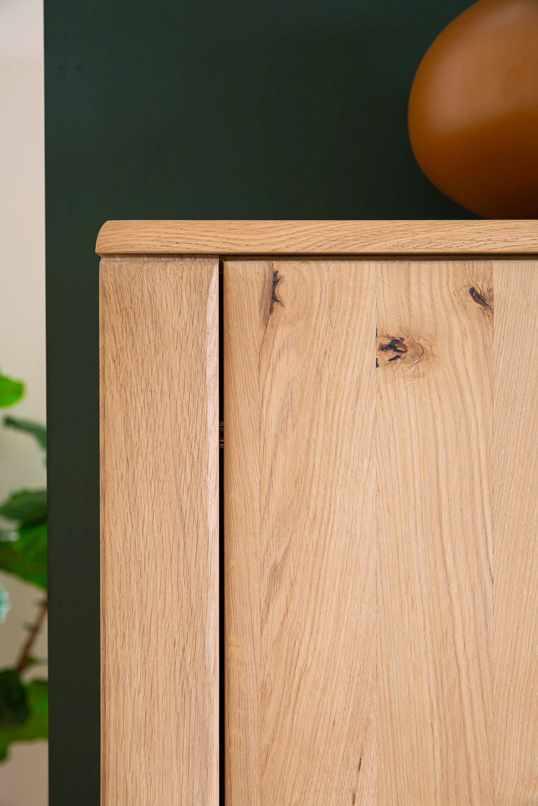 Nahaufnahme einer Holztür mit natürlicher Maserung, seitliche Perspektive