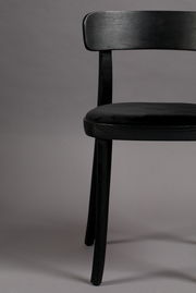 Schwarzer Holzstuhl mit gepolsterter Sitzfläche, seitliche Perspektive