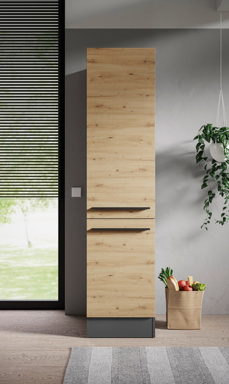Vorratsschrank aus Holz in moderner Küche, frontal fotografiert, mit Pflanzen und Einkaufstüte daneben.