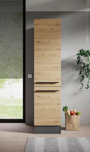 Vorratsschrank aus Holz in moderner Küche, frontal fotografiert, mit Pflanzen und Einkaufstüte daneben.