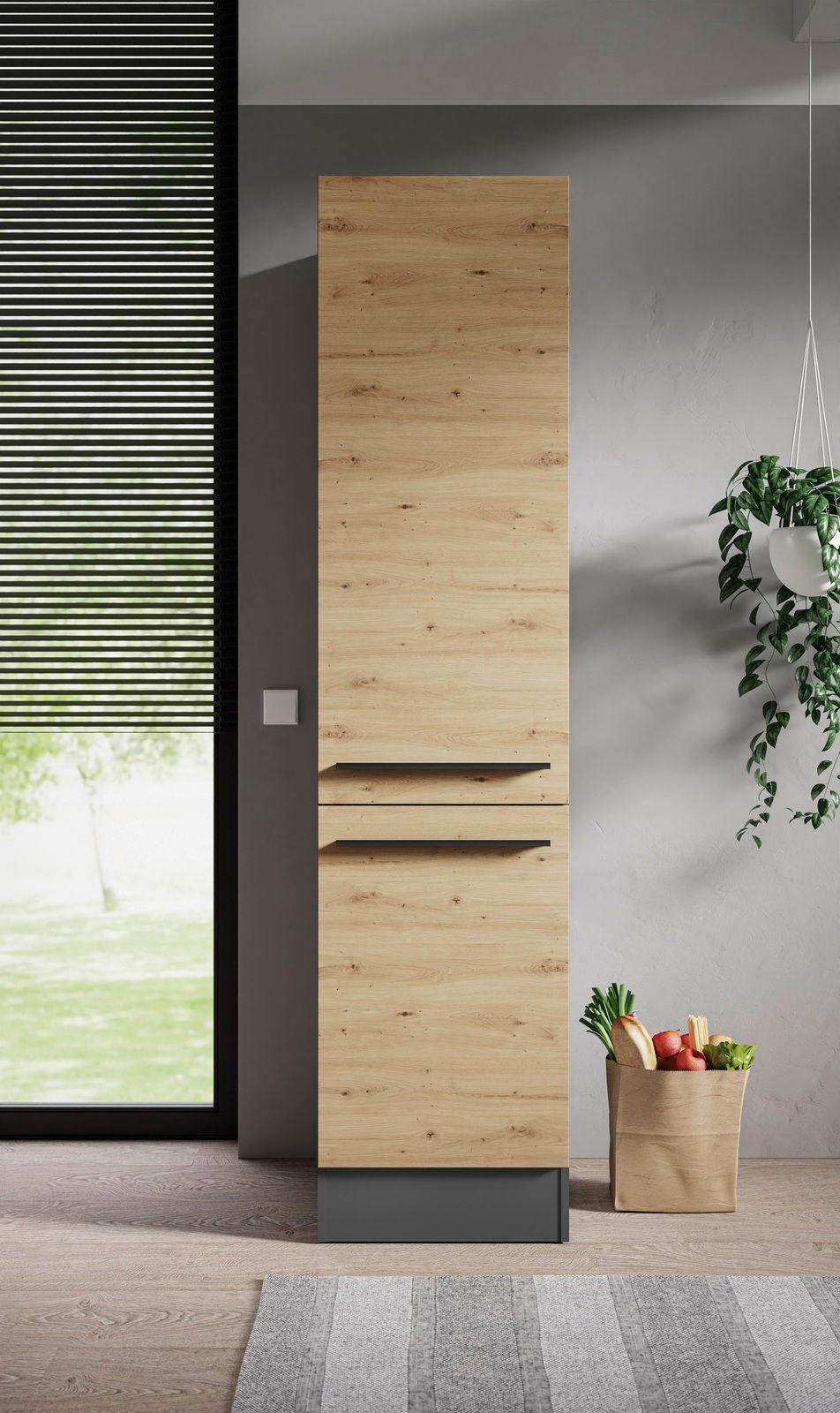 Vorratsschrank aus Holz in moderner Küche, frontal fotografiert, mit Pflanzen und Einkaufstüte daneben.