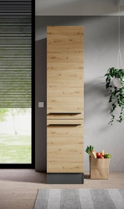 Vorratsschrank aus Holz in moderner Küche, frontal fotografiert, mit Pflanzen und Einkaufstüte daneben.