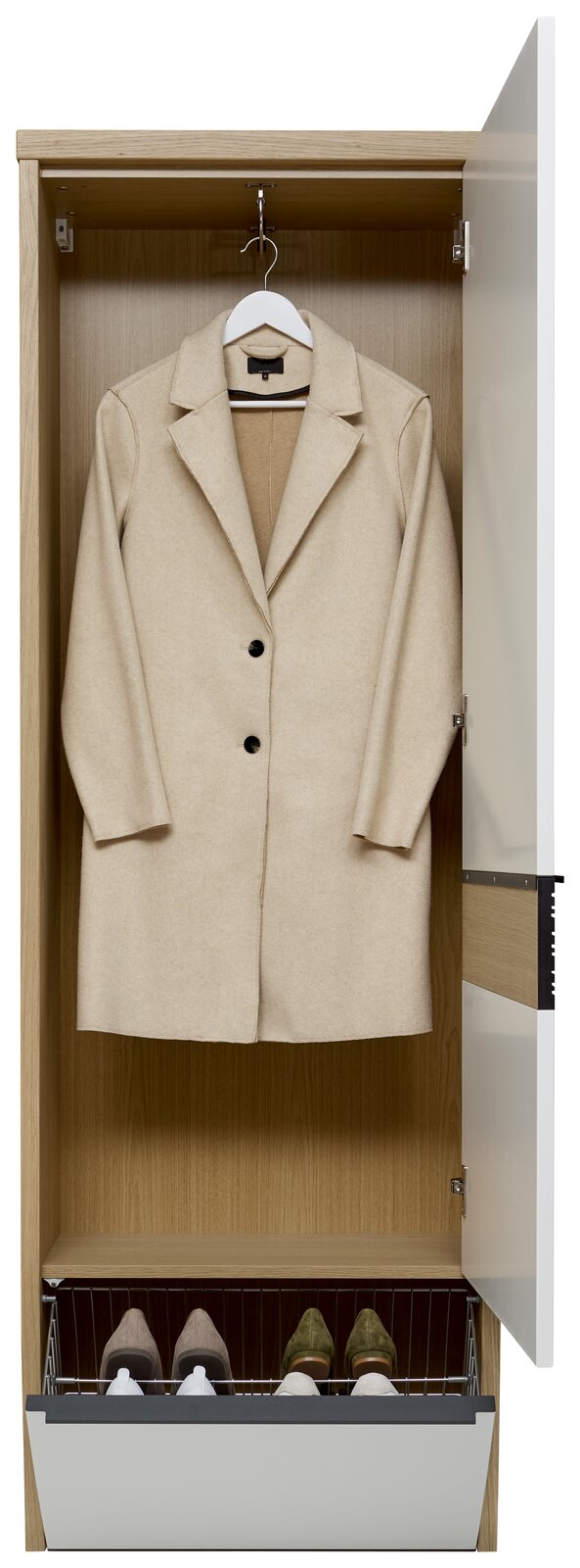 Beiger Mantel auf Kleiderbügel in geöffnetem Holz-Garderobenschrank mit ausziehbarem Schuhfach unten, Frontalansicht