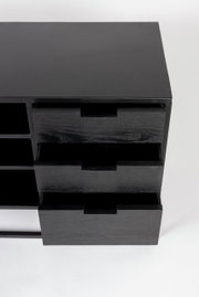 Schwarzes Sideboard mit mehreren offenen Schubladen, Ansicht von oben.