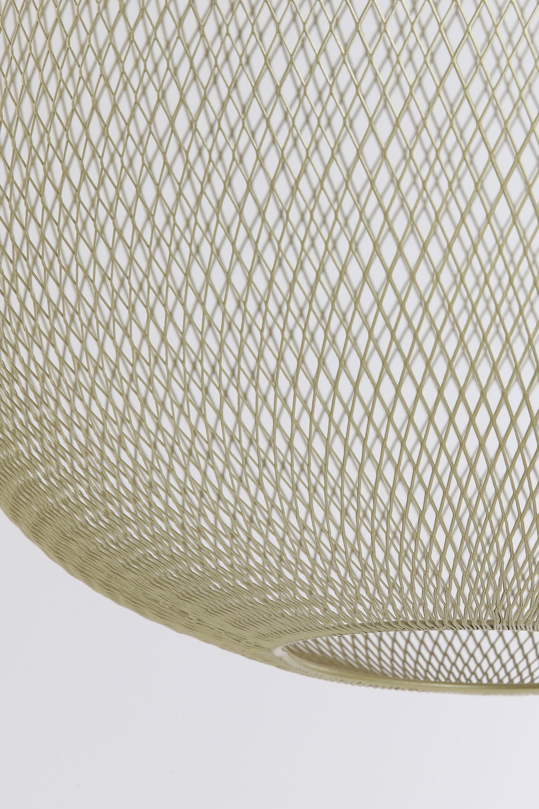 Nahaufnahme einer Hängeleuchte mit einem filigranen, netzartigen Design aus Metall, seitliche Perspektive.