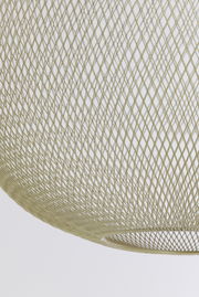 Nahaufnahme einer Hängeleuchte mit einem filigranen, netzartigen Design aus Metall, seitliche Perspektive.