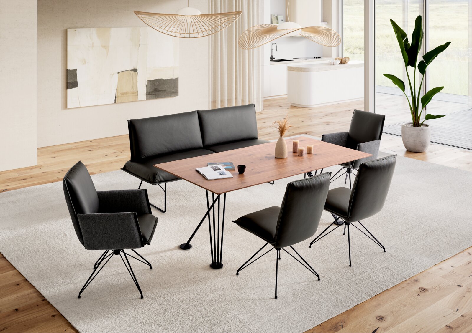Koinor Eettafel FIORA Modernes Esszimmer-Set mit rechteckigem Holztisch auf schwarzem Metallgestell, schwarzer Sitzbank und vier schwarzen Stühlen auf hellem Teppich; Perspektive: leicht erhöhte, schräge Frontansicht.